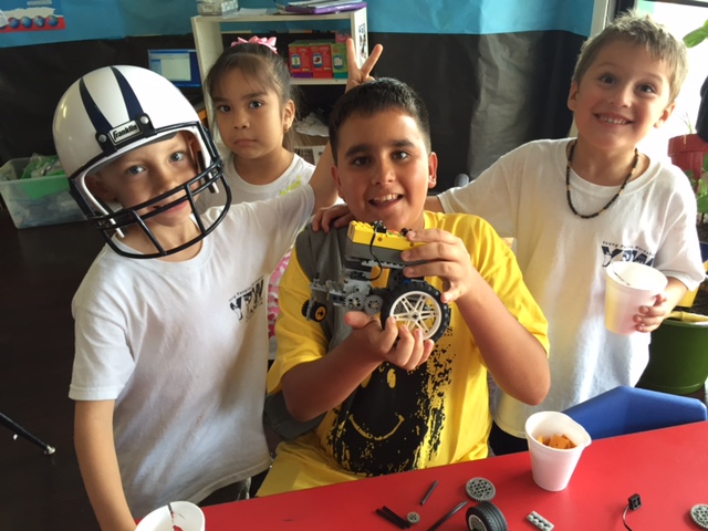 Technology : Working with LEGO robotics while learning Spanish
